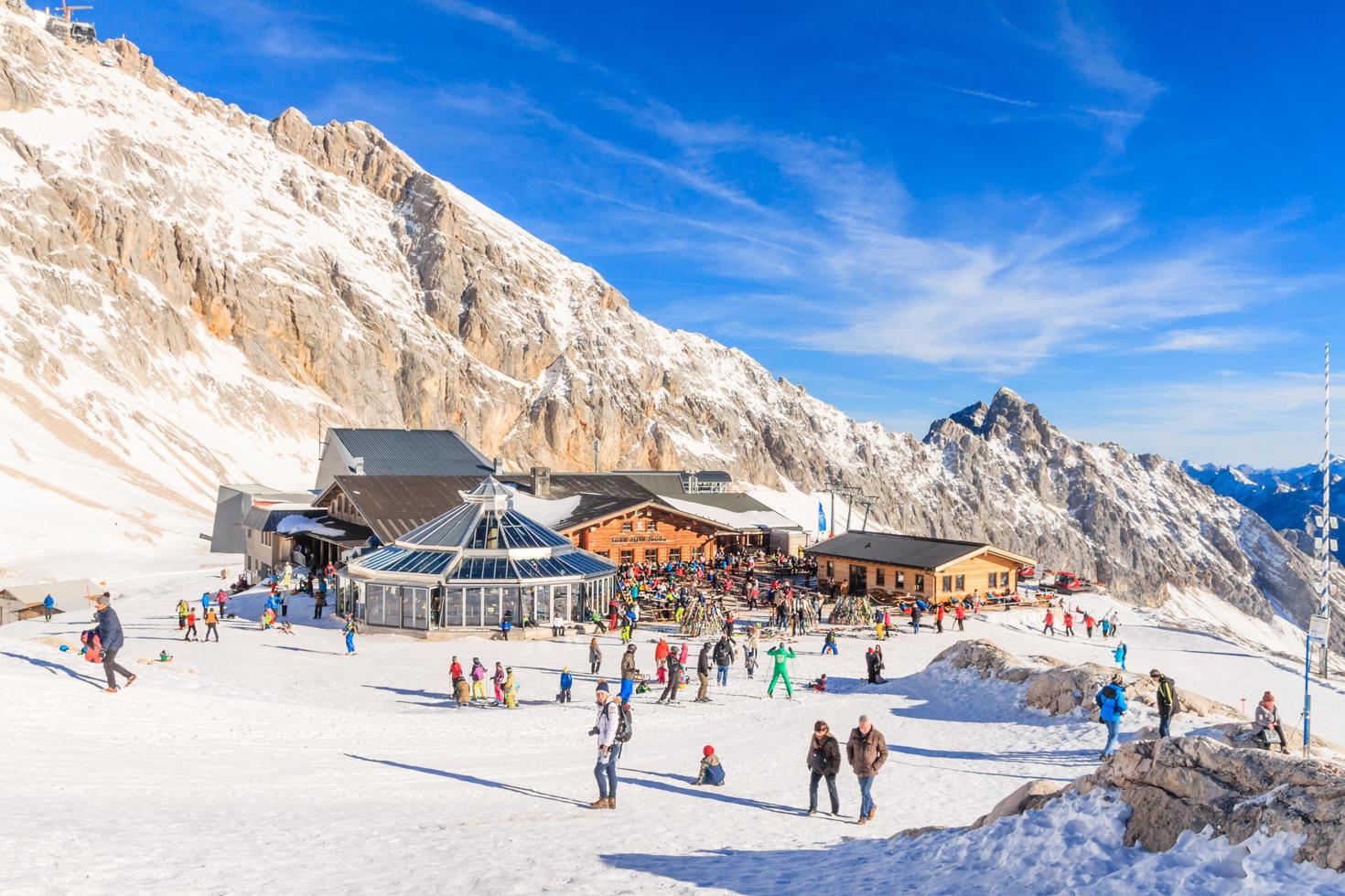 observatório de estação meteorológica e outros edifícios no topo de zugspitze, Alemanha, 2016 foto