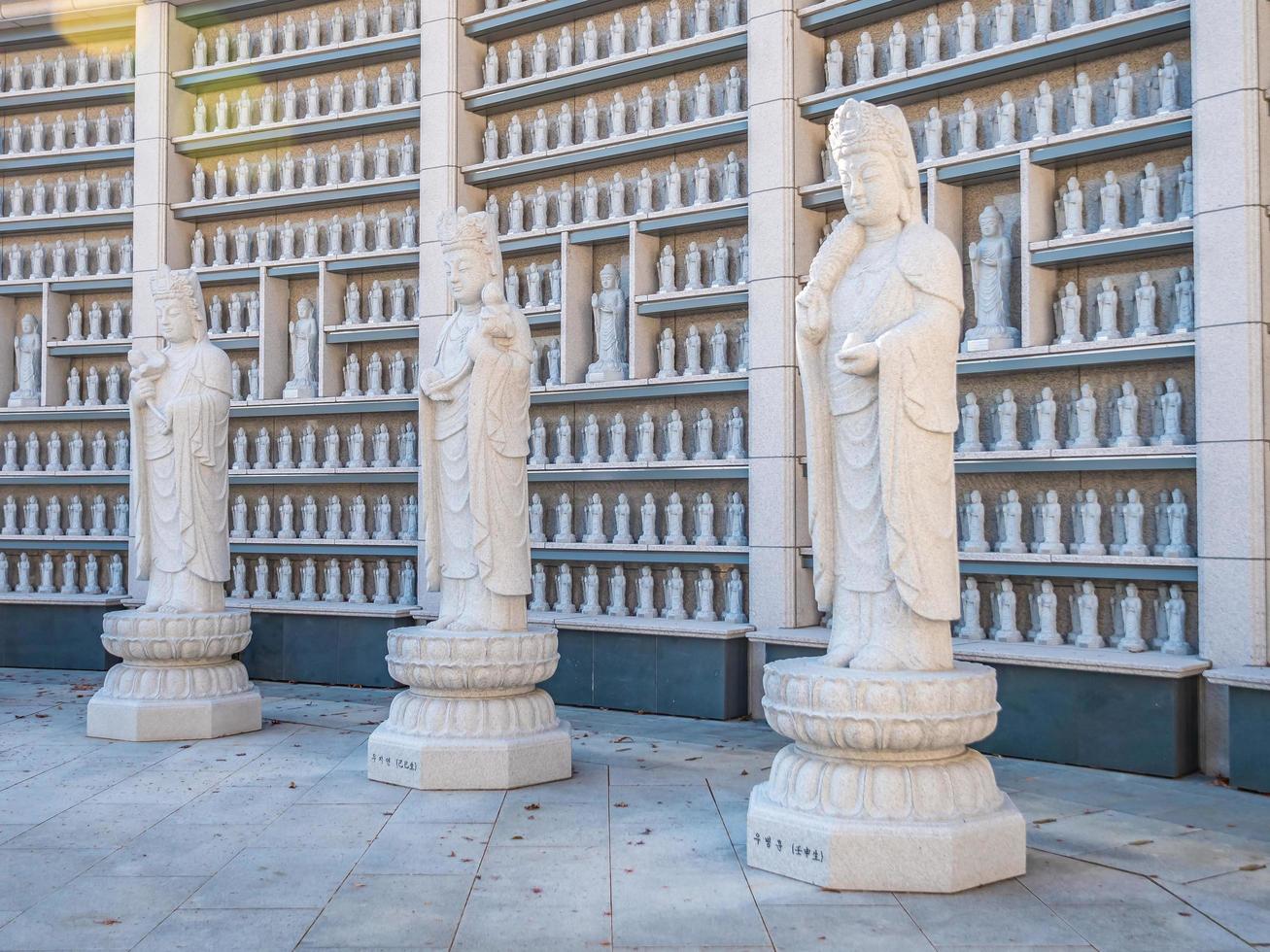 estátua budista no templo bongeunsa em seoul city, coreia do sul foto