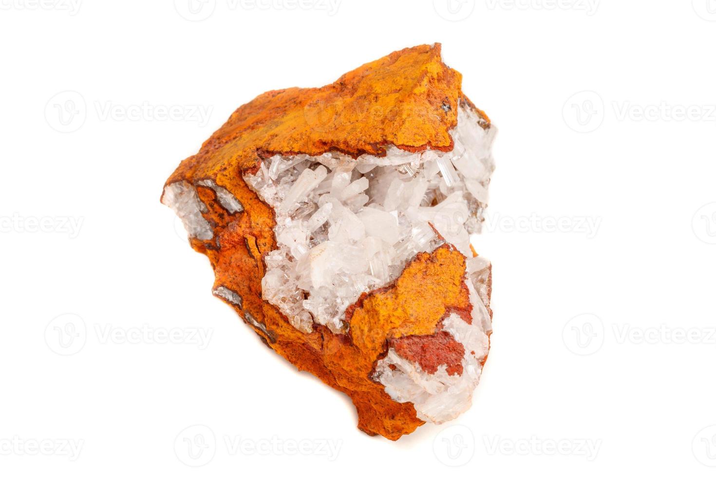 macro mineral pedra cristais hemimorfita Rocha em uma branco fundo foto