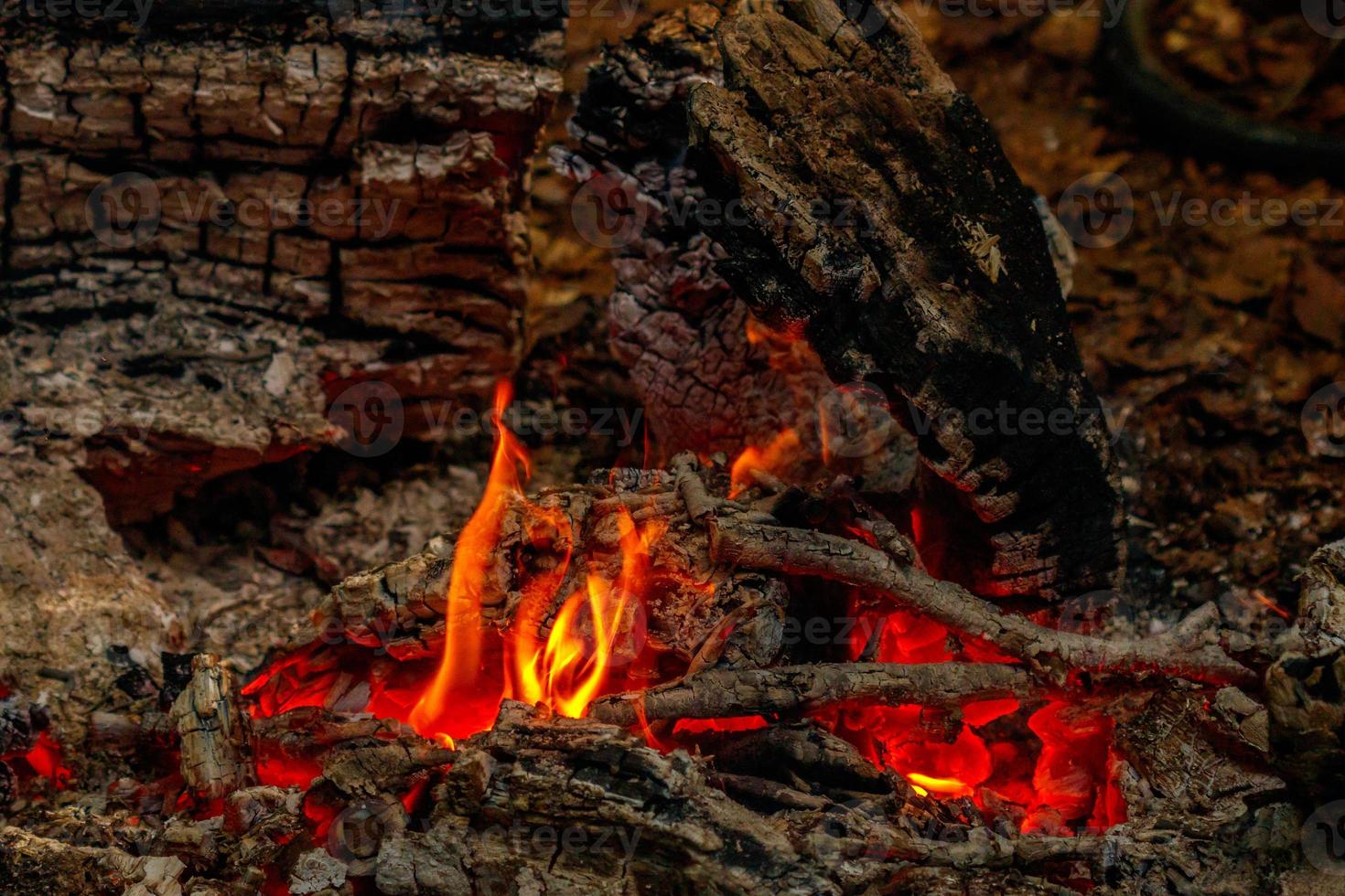 chama de textura de toras queimadas à noite foto