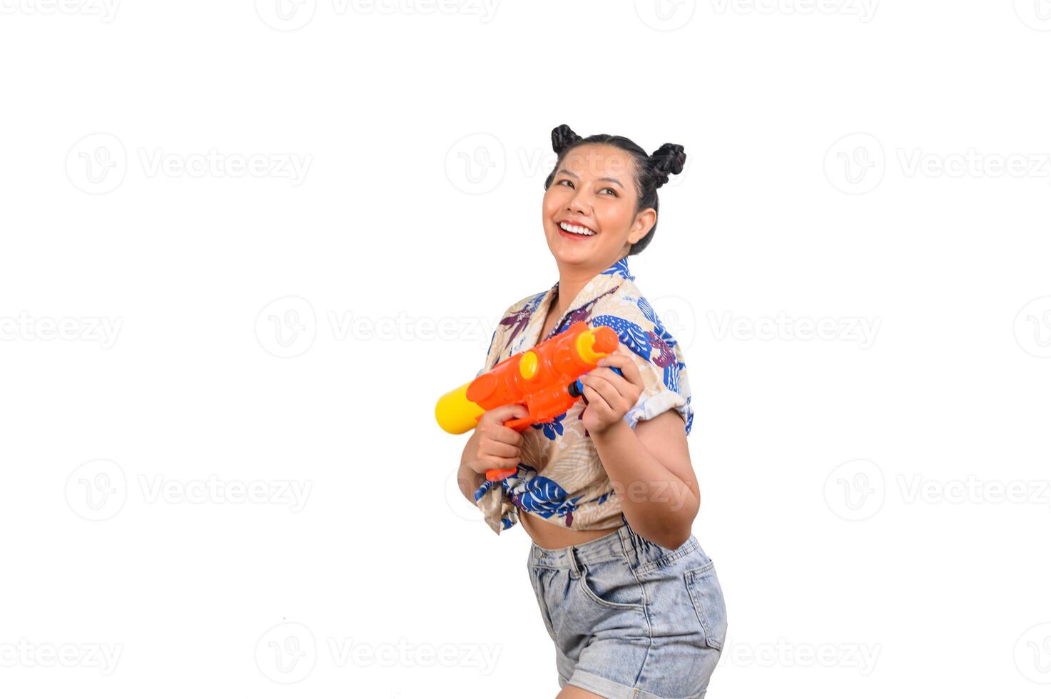 mulher sorridente de retrato no festival songkran com pistola de água foto