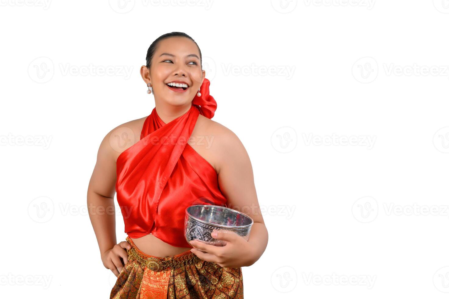 retrato mulher bonita no festival songkran com tigela de água foto