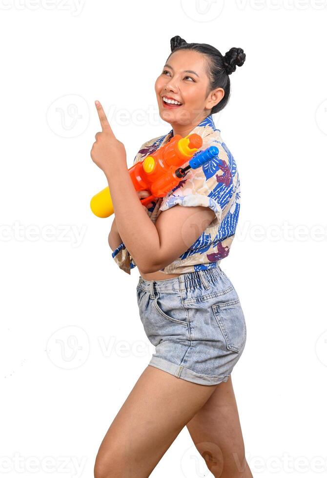 mulher sorridente de retrato no festival songkran com pistola de água foto