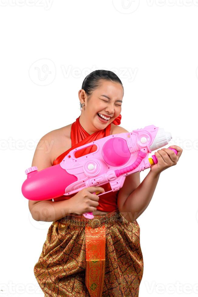 retrato mulher bonita no festival songkran com pistola de água foto