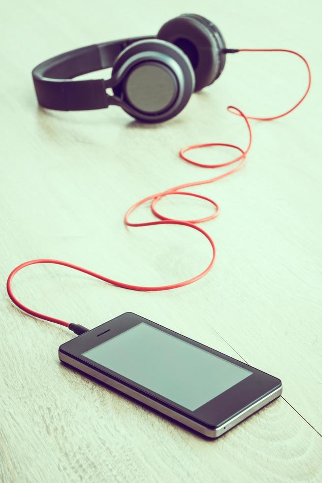 smartphone com fones de ouvido foto