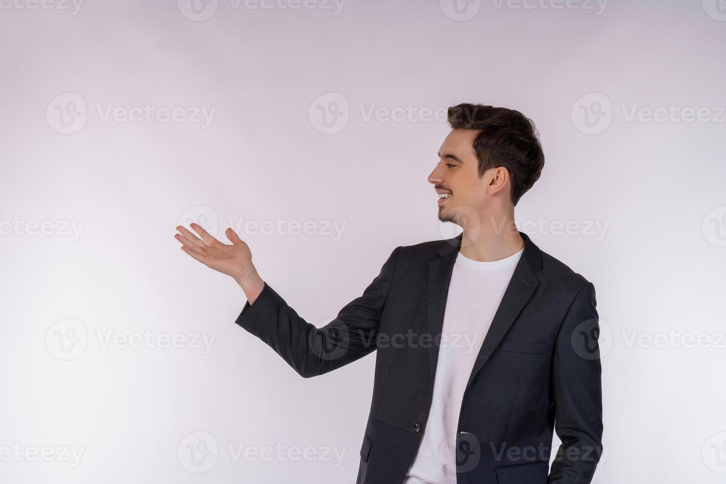 retrato do jovem empresário sorridente feliz apresentando e mostrando seu texto ou produto isolado no fundo branco foto