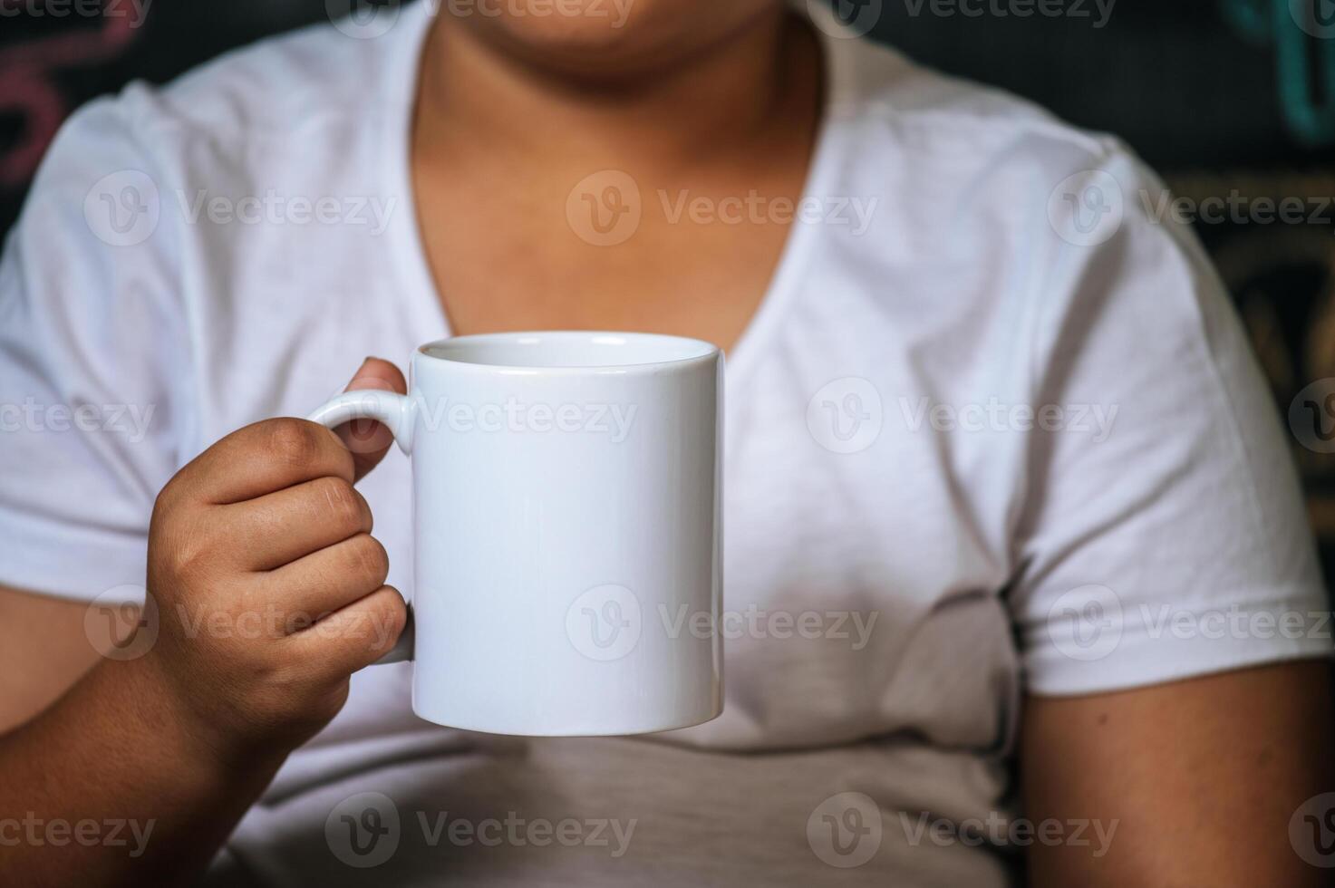 criança sentada e segurando um copo na sala de aula foto