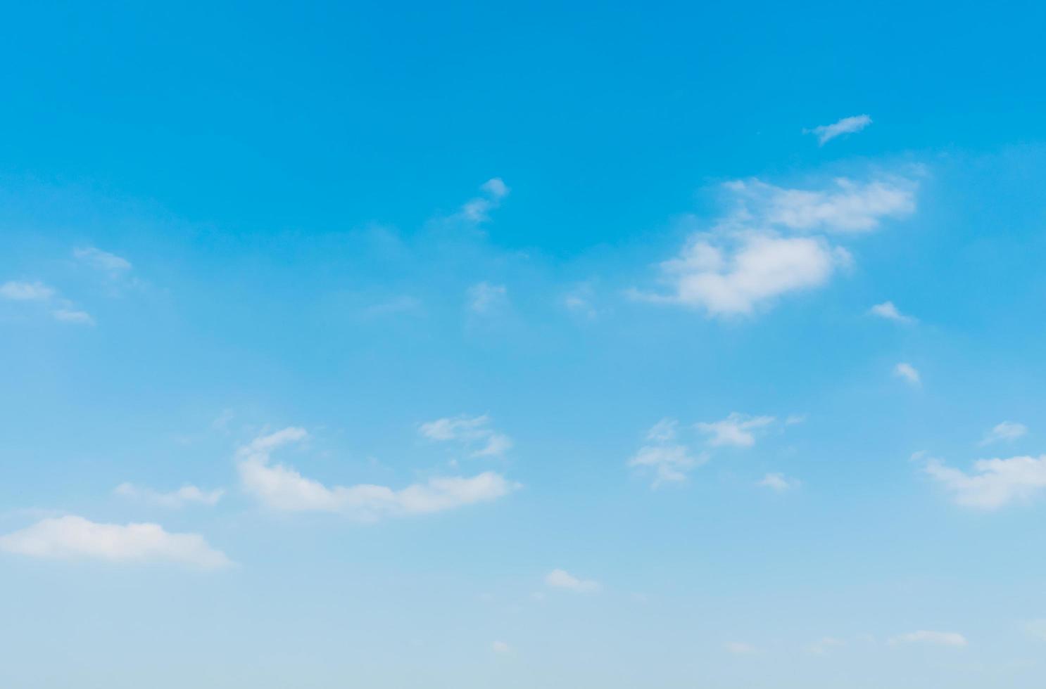 nuvens brancas no céu azul foto