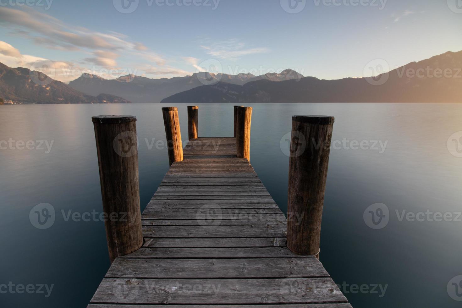 uma cais às uma lago foto