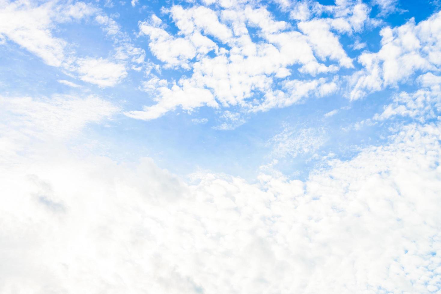 nuvens brancas no céu azul foto