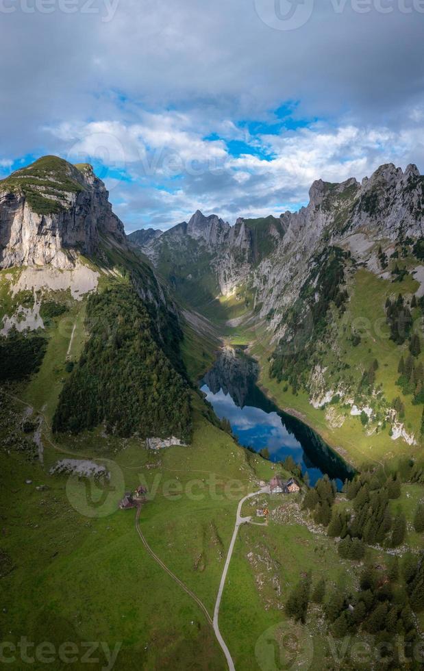 uma montanha lago cercado de montanhas com a hospedaria foto