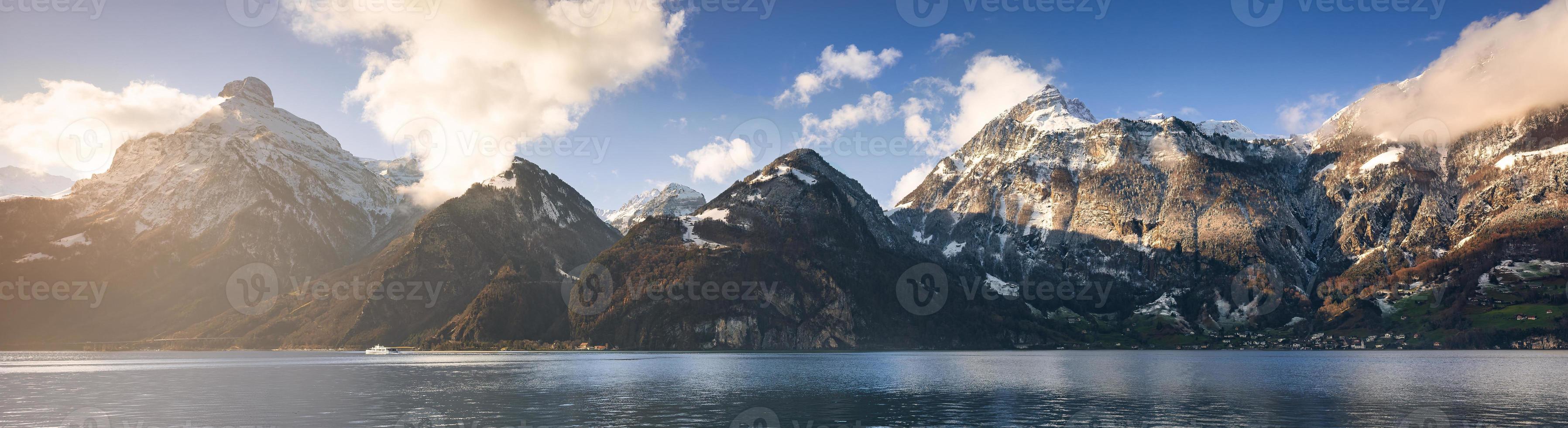 uma panorama do uma montanha alcance em a lago foto