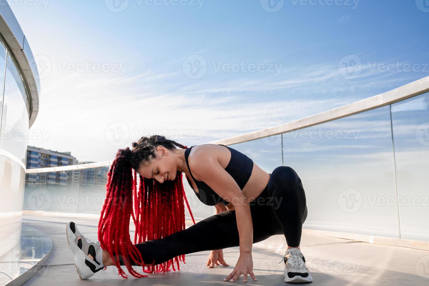 fitness, exercício e uma mulher alongamento às Academia durante caloroso acima exercite-se e Treinamento para saúde e bem-estar. Esportes fêmea ou atleta em terra para esticam pernas para estar flexível, Saldo e saudável foto