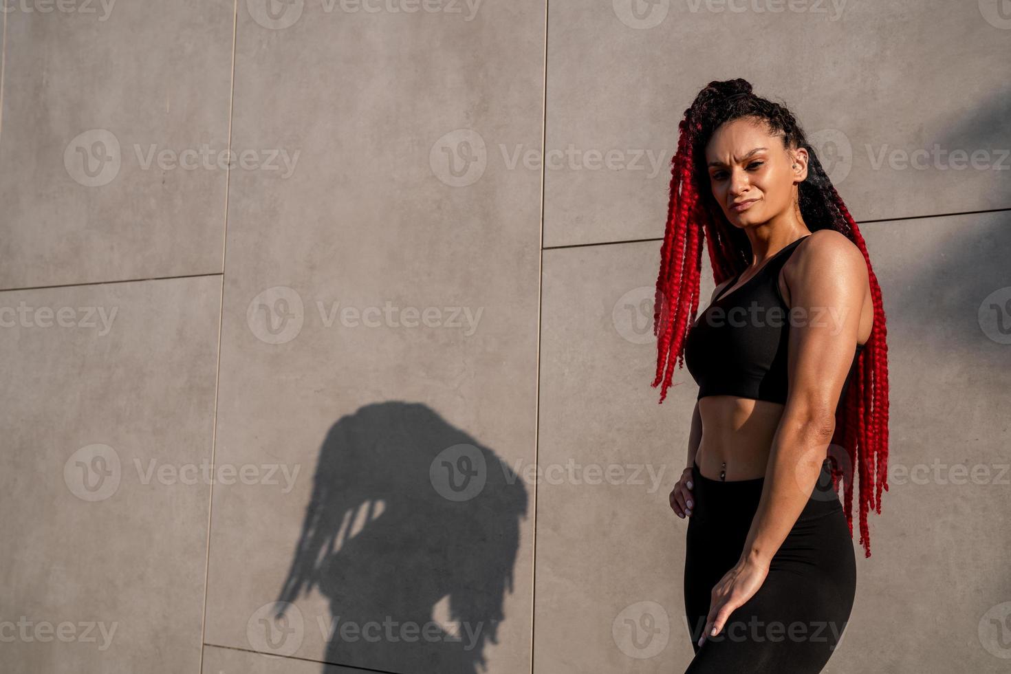 ginástica retrato, exercício e feliz mulher às Academia para uma dar certo, Treinamento e corpo motivação às saúde clube. face do Esportes ou atleta fêmea feliz sobre desempenho, progresso e saudável estilo de vida foto