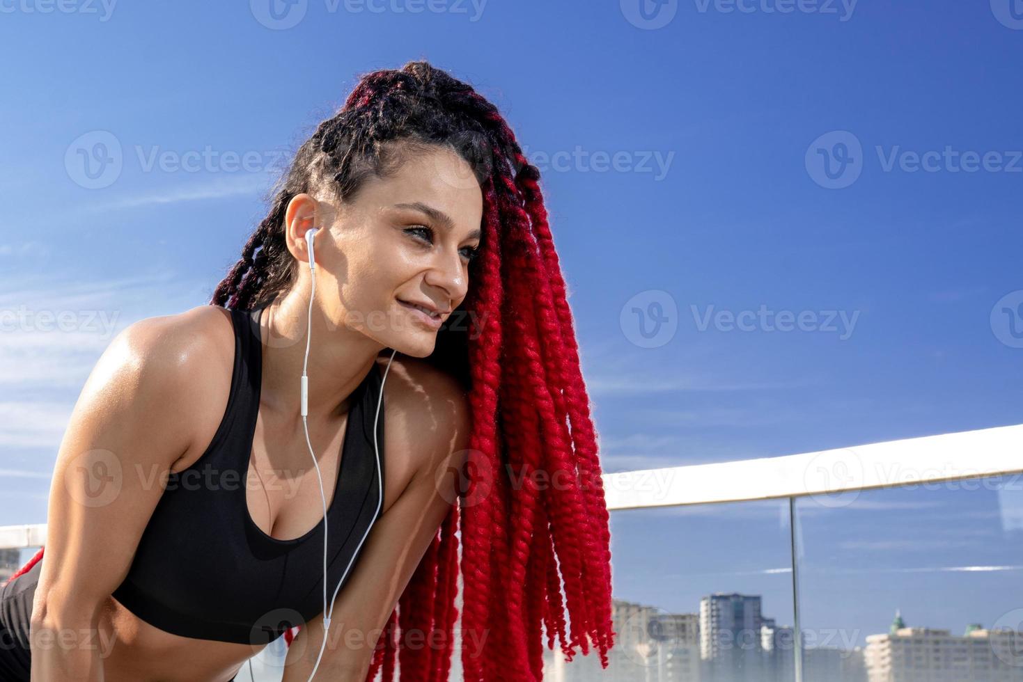 fitness, retrato do uma mulher lado de fora para uma exercite-se e Treinamento para saudável estilo de vida e corpo bem-estar. face do Esportes fêmea ou atleta, energia e poder foto