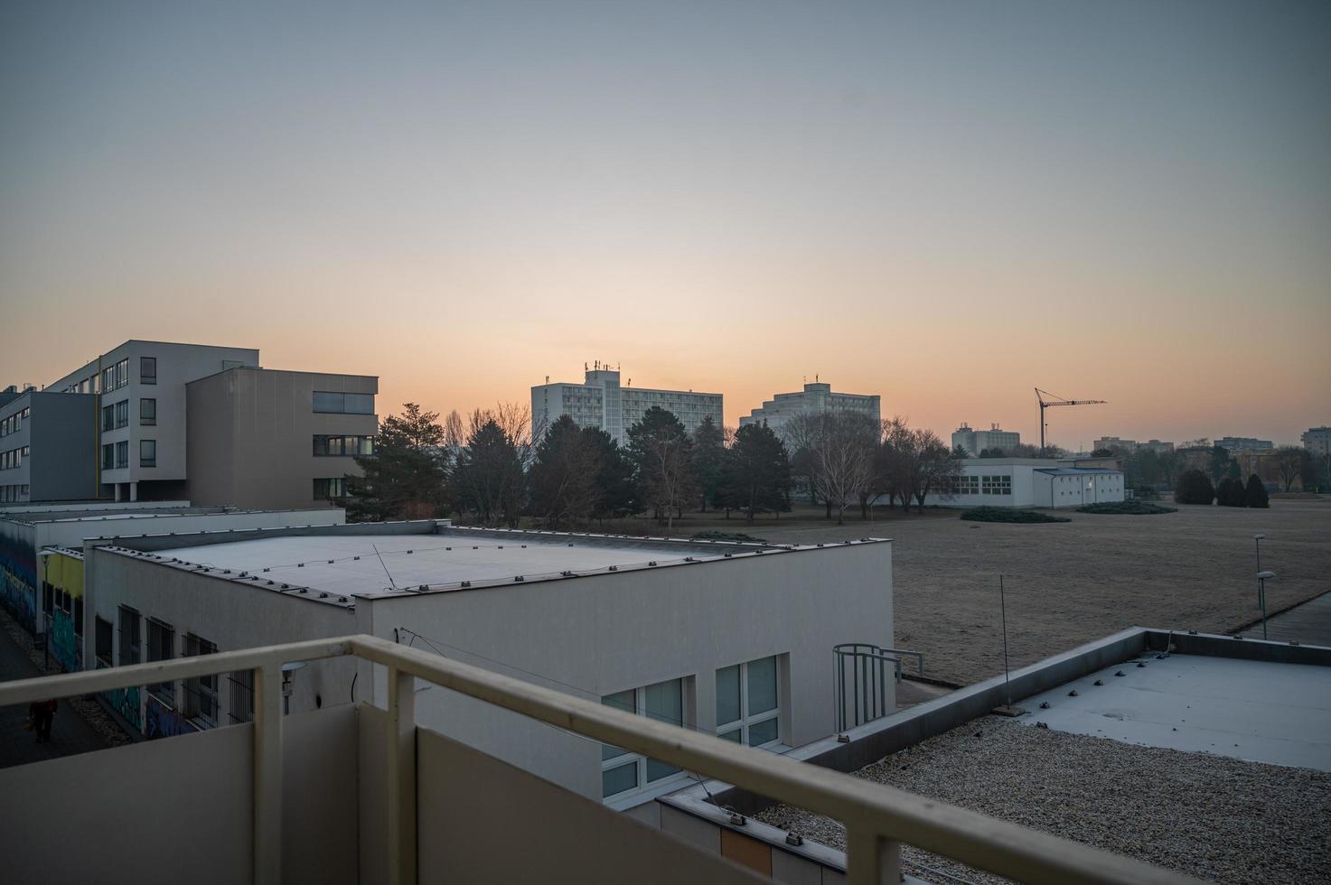 nascer do sol dentro Eslováquia cidade, por aí Sete horas dentro a manhã foto