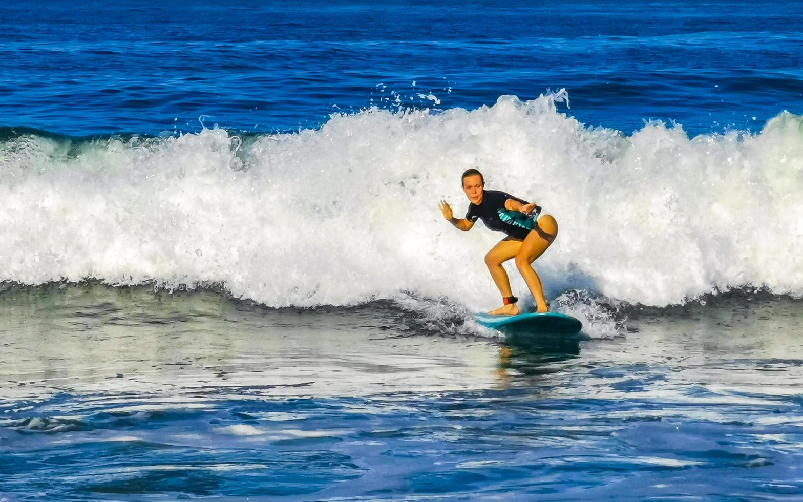 porto escondido Oaxaca México 2023 surfista surfar em prancha de surfe em Alto ondas dentro porto escondido México. foto