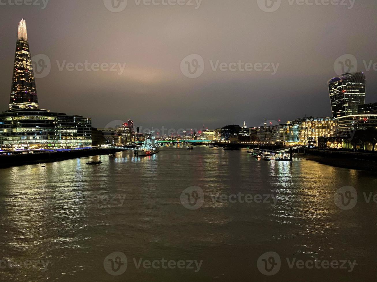 a rio Tamisa às noite com reflexão foto
