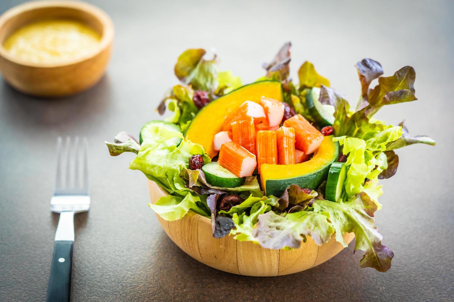 palitos de caranguejo com salada de vegetais frescos com molho de maionese foto