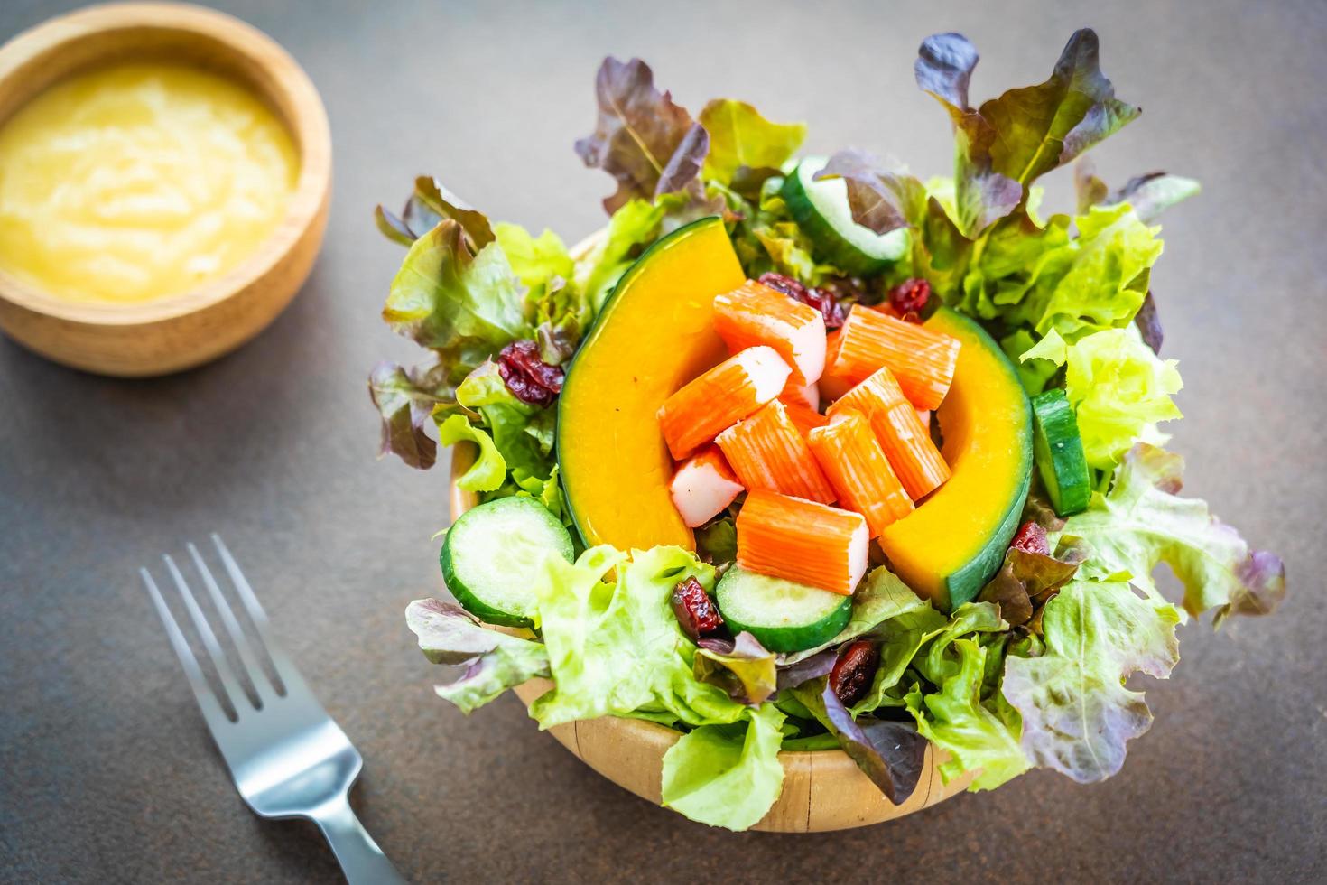 palitos de caranguejo com salada de vegetais frescos com molho de maionese foto