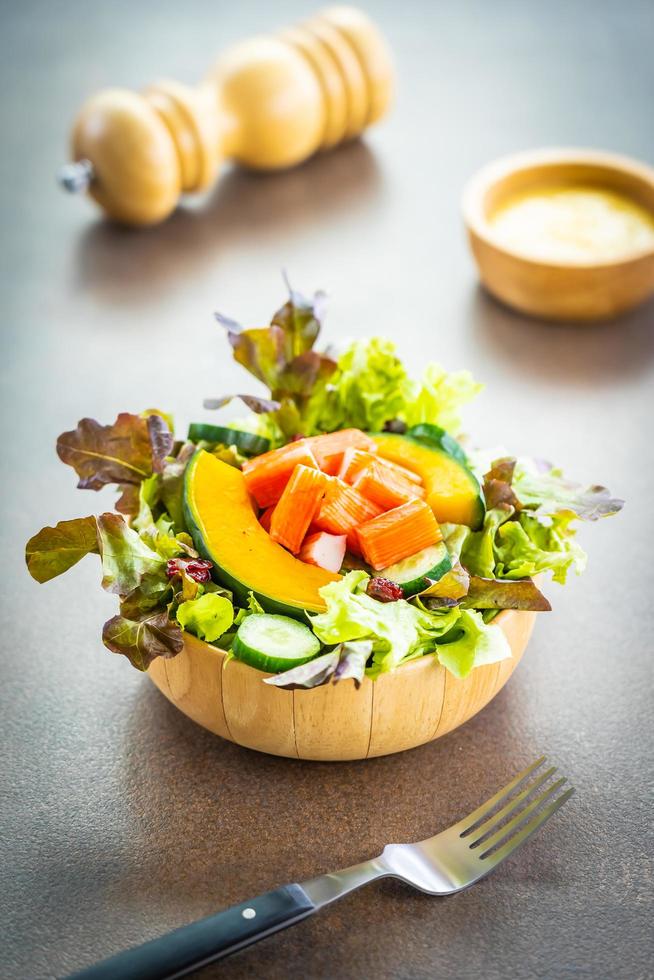 palitos de caranguejo com salada de vegetais frescos com molho de maionese foto