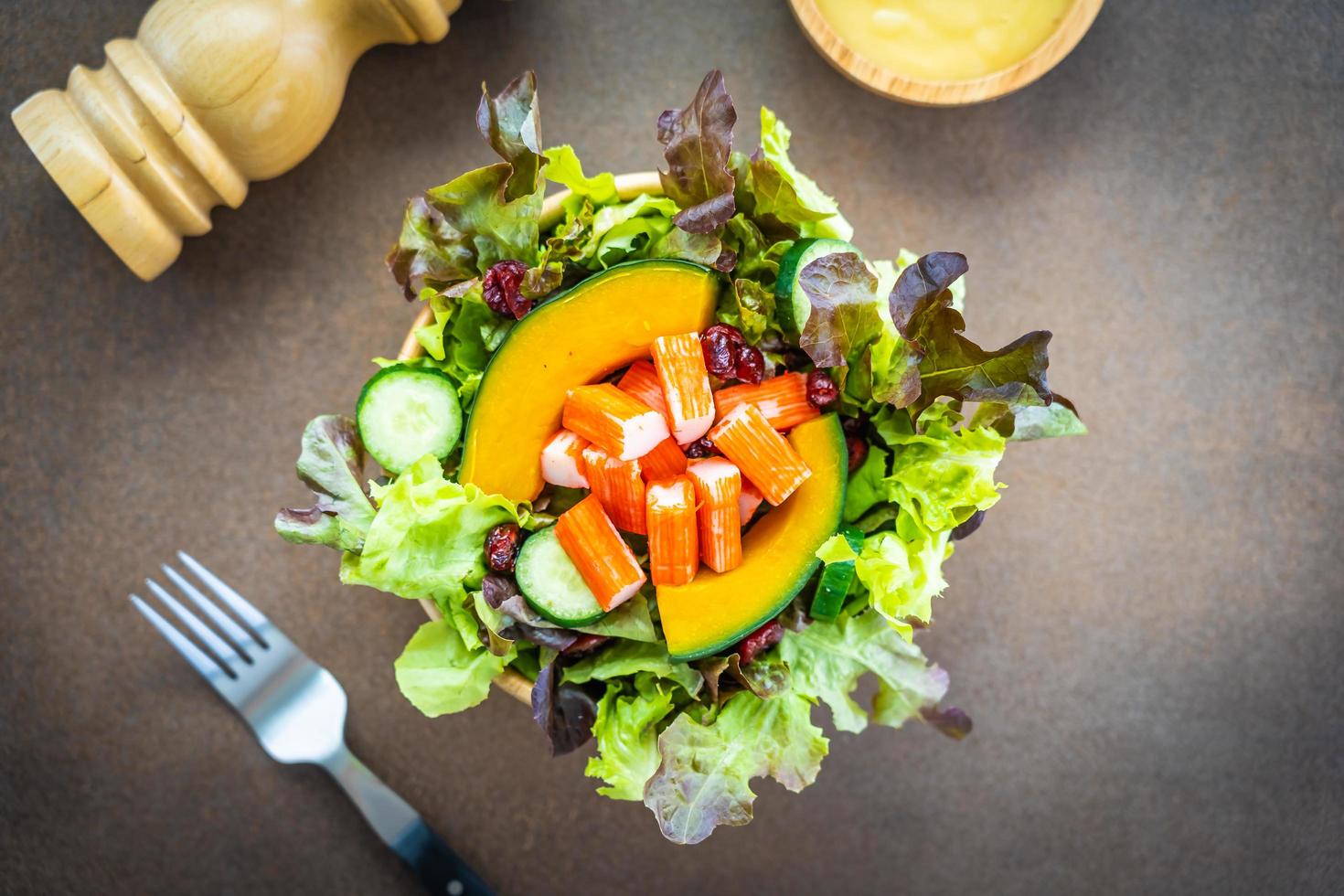 palitos de caranguejo com salada de vegetais frescos com molho de maionese foto