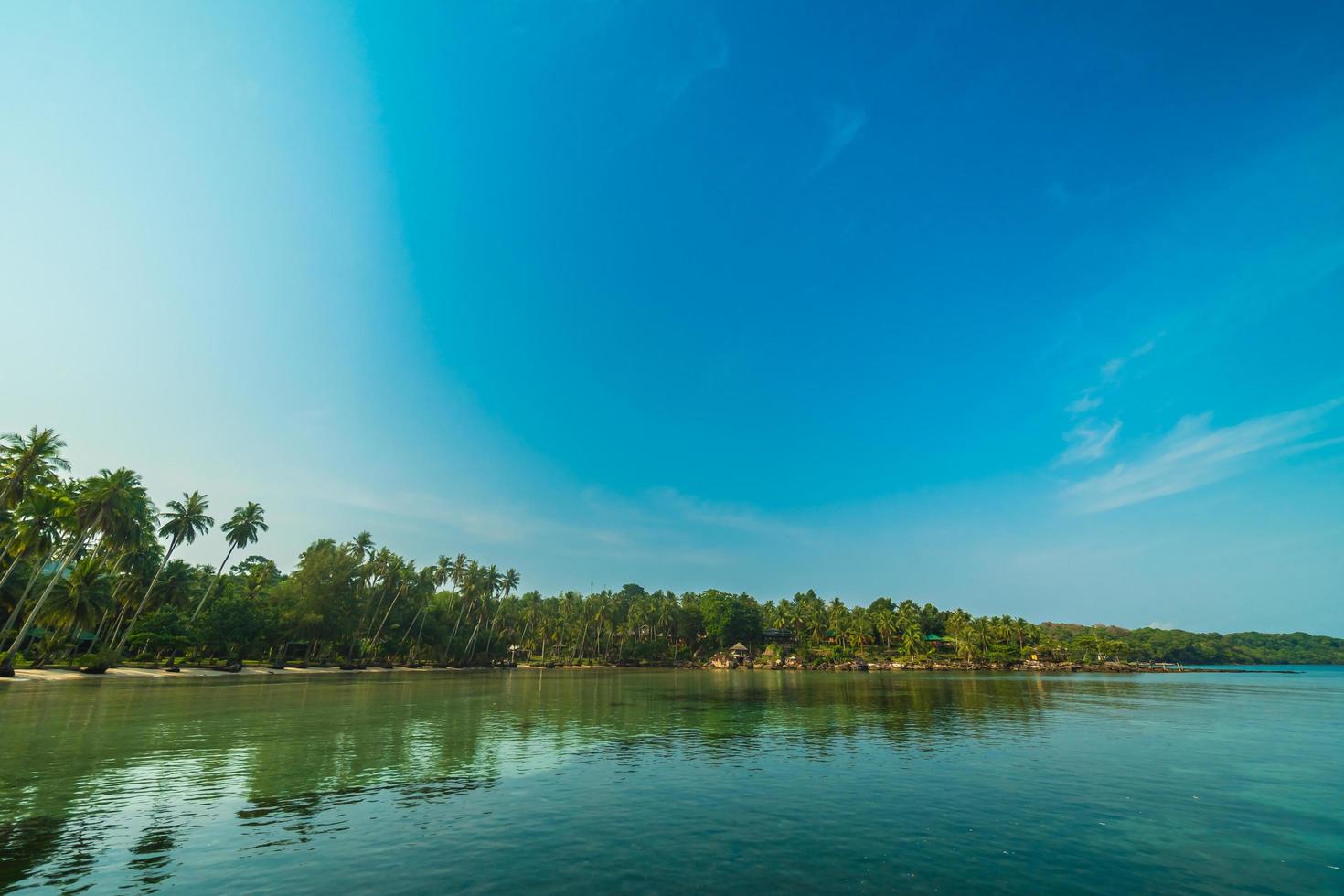 ilha paradisíaca com praia e mar foto