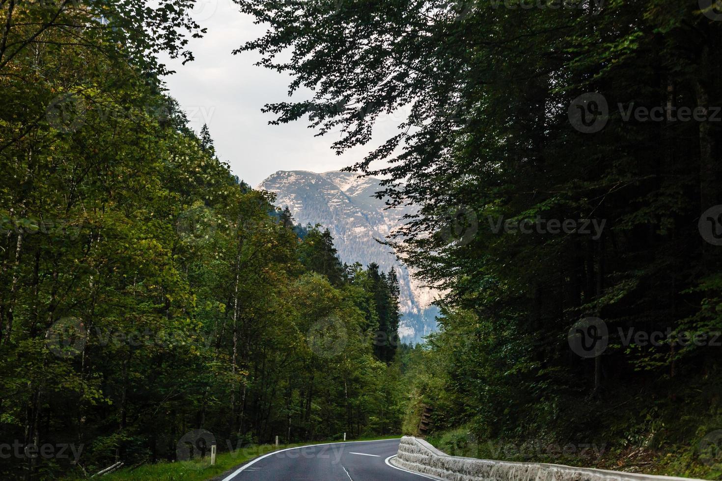estrada girando dentro a montanhas, Alpes fundo foto