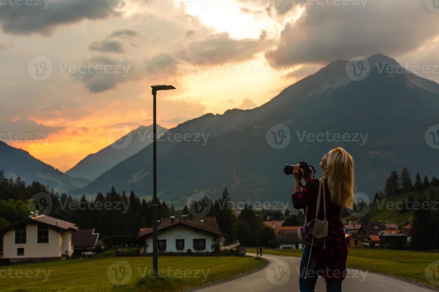 uma mulher olhando às a montanhas. Europa, Alemanha, bavaria foto