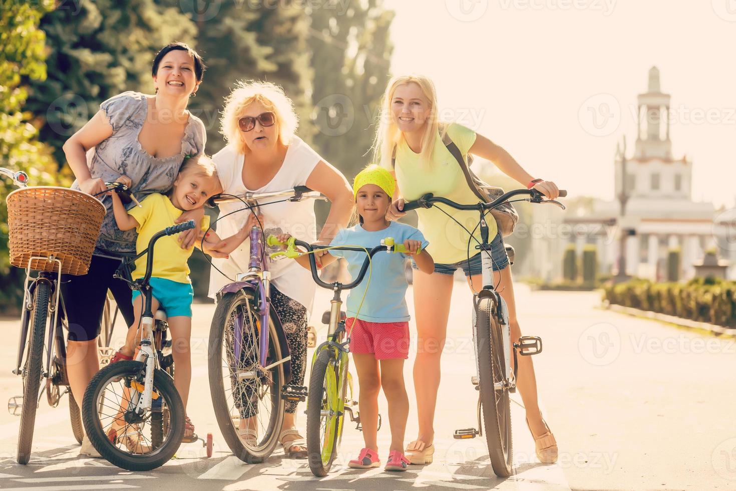 grupo do mulheres em repouso durante ciclo passeio através parque foto