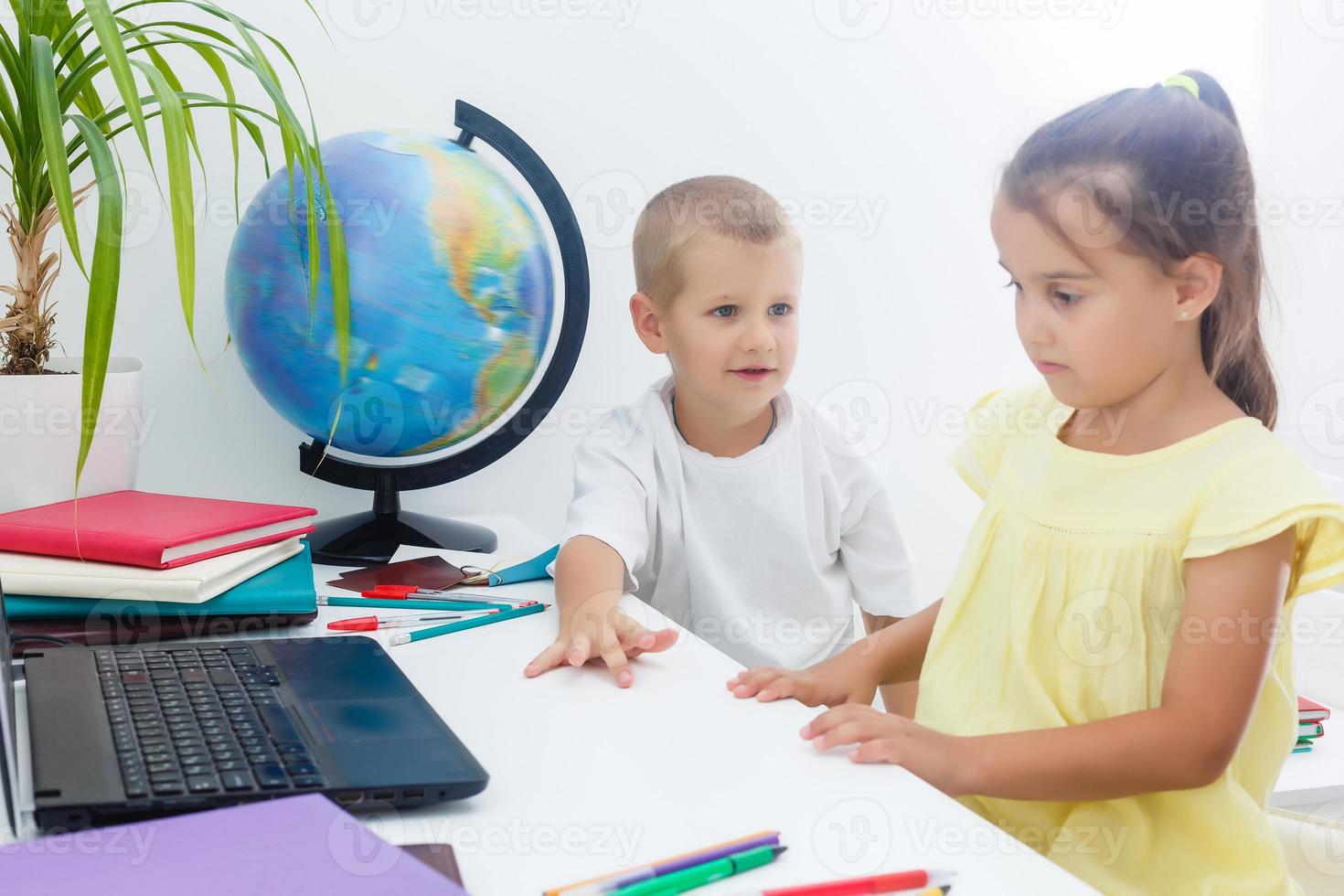 covid-19 coronavírus e Aprendendo a partir de lar, casa escola criança conceito. pequeno crianças estude conectados Aprendendo a partir de casa com computador portátil. quarentena e social distanciar conceito. foto