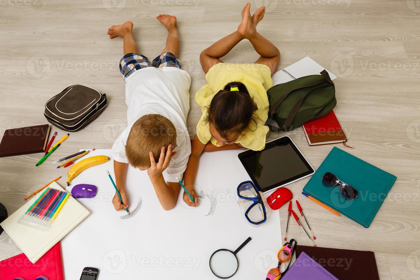 covid-19 coronavírus e Aprendendo a partir de lar, casa escola criança conceito. pequeno crianças estude conectados Aprendendo a partir de casa com computador portátil. quarentena e social distanciar conceito. foto