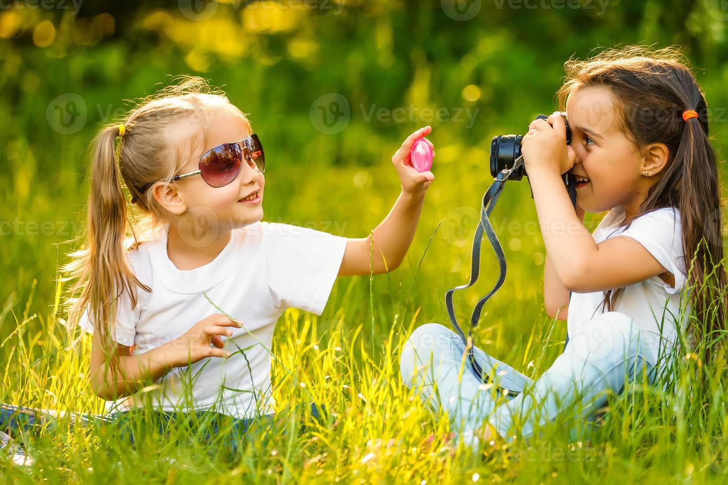 ao ar livre retrato do dois abraçando fofa pequeno meninas foto