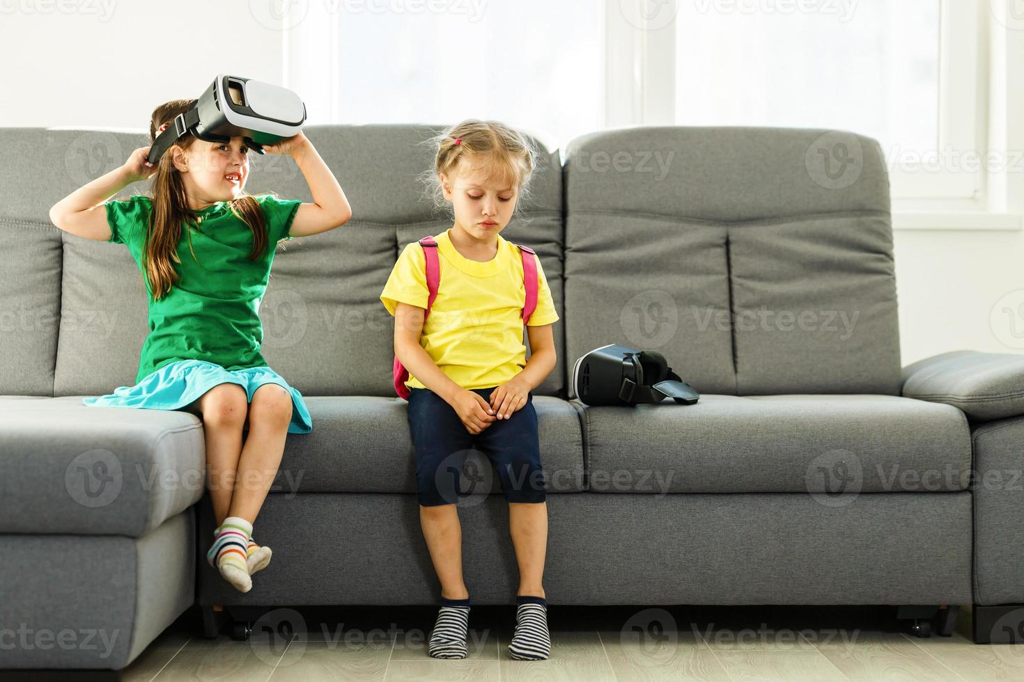 futuro é presente. cyber espaço e virtual jogos. virtual realidade tecnologia. descobrir virtual realidade. crianças meninas jogar virtual realidade jogo. amigos interagir dentro vr. explorar alternativo realidade foto