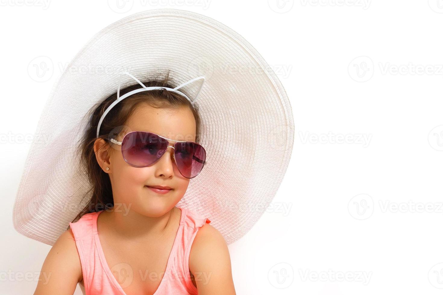 sorridente fofa pequeno menina dentro óculos de sol e chapéu foto