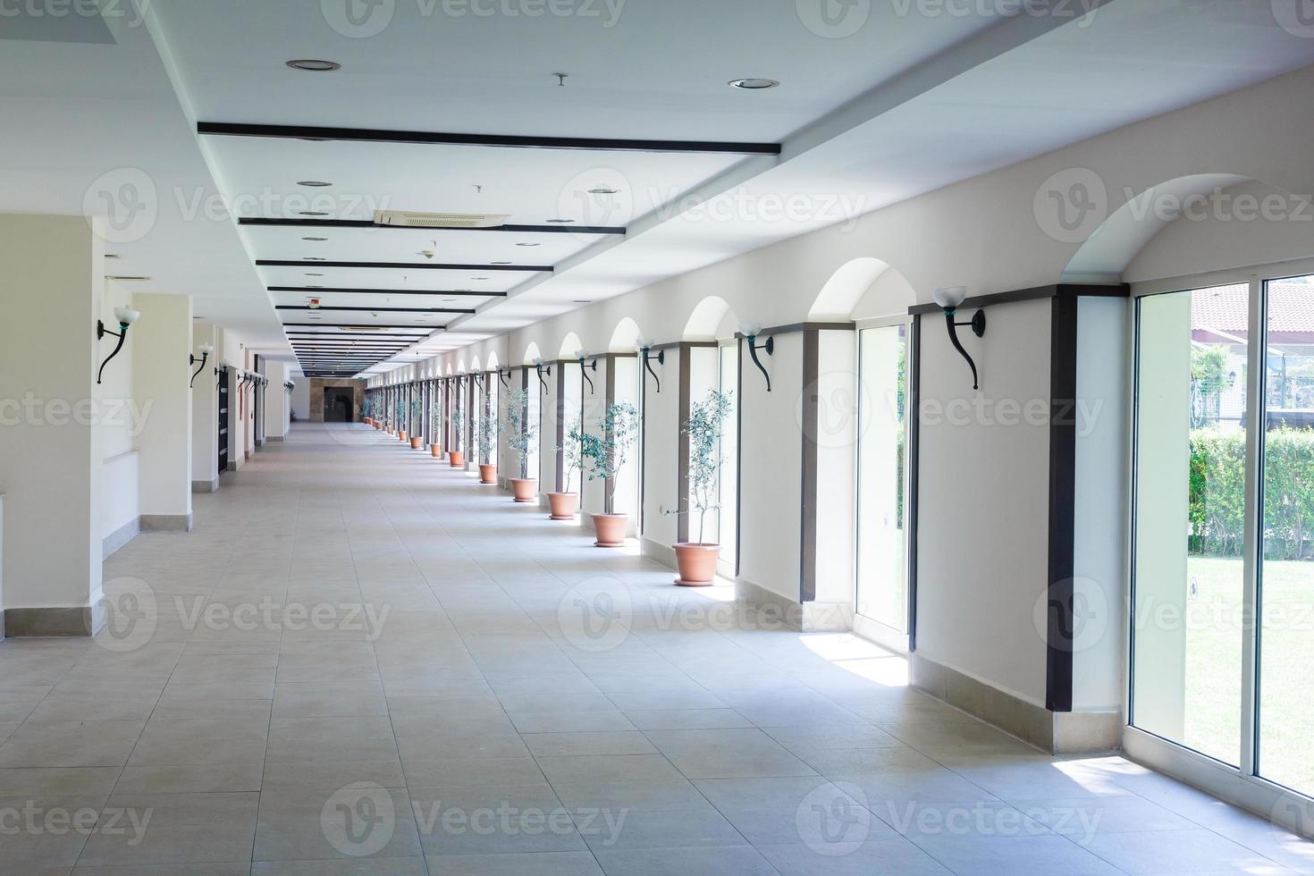 corredor longo vazio no edifício de escritório moderno. foto