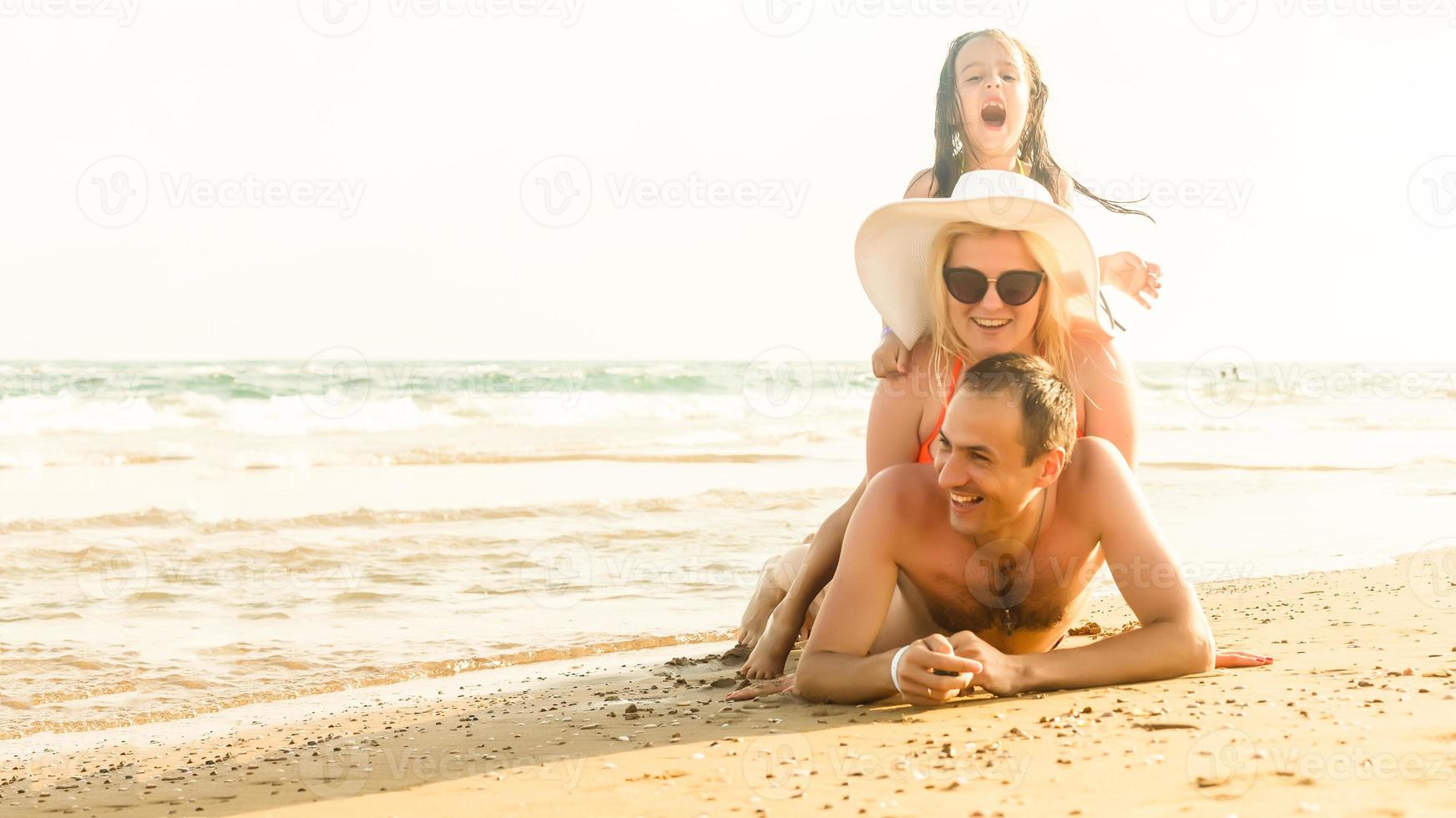 feliz família em mar de praia às recorrer foto