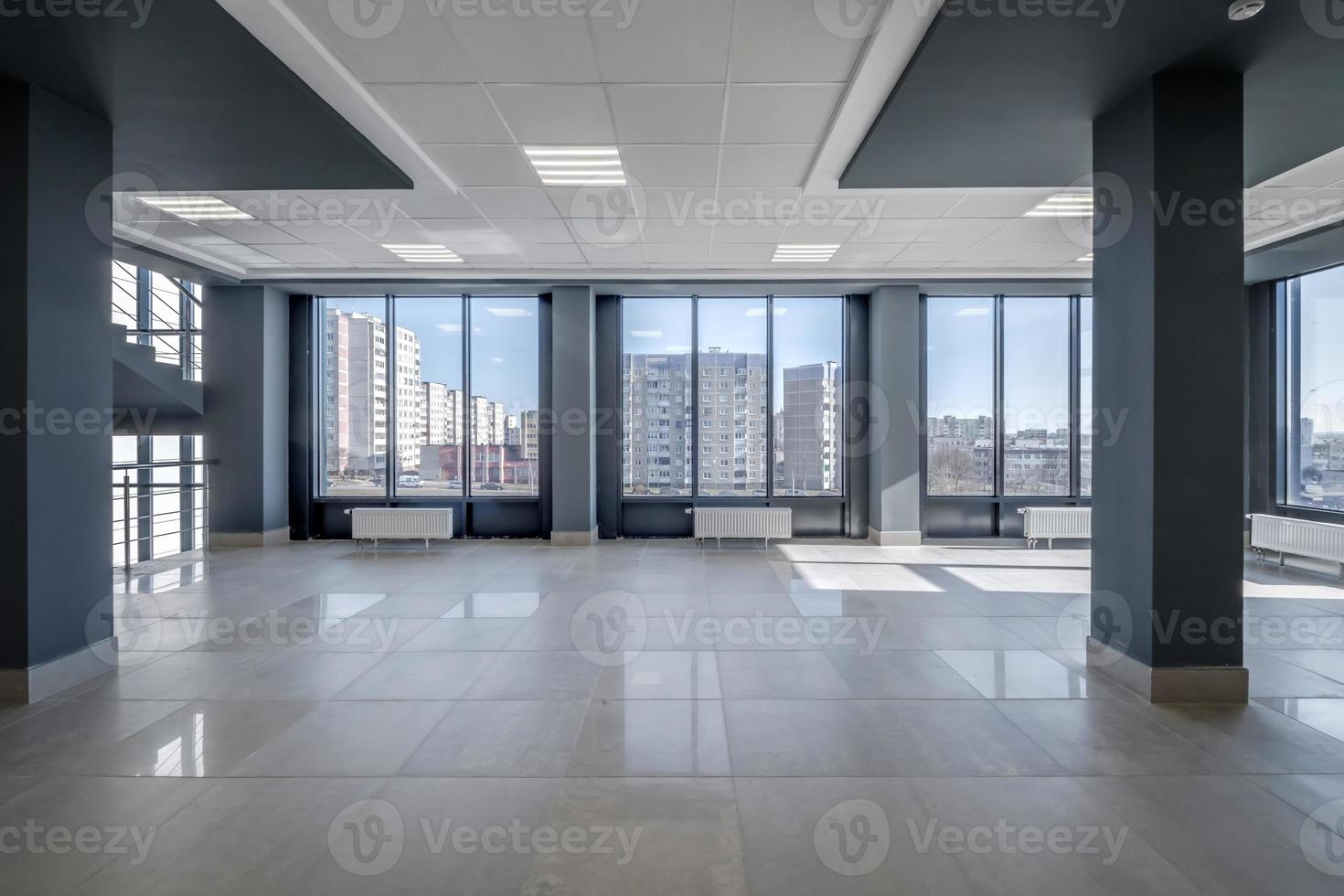 esvaziar moderno corredor quarto com colunas, portas e panorâmico janelas foto