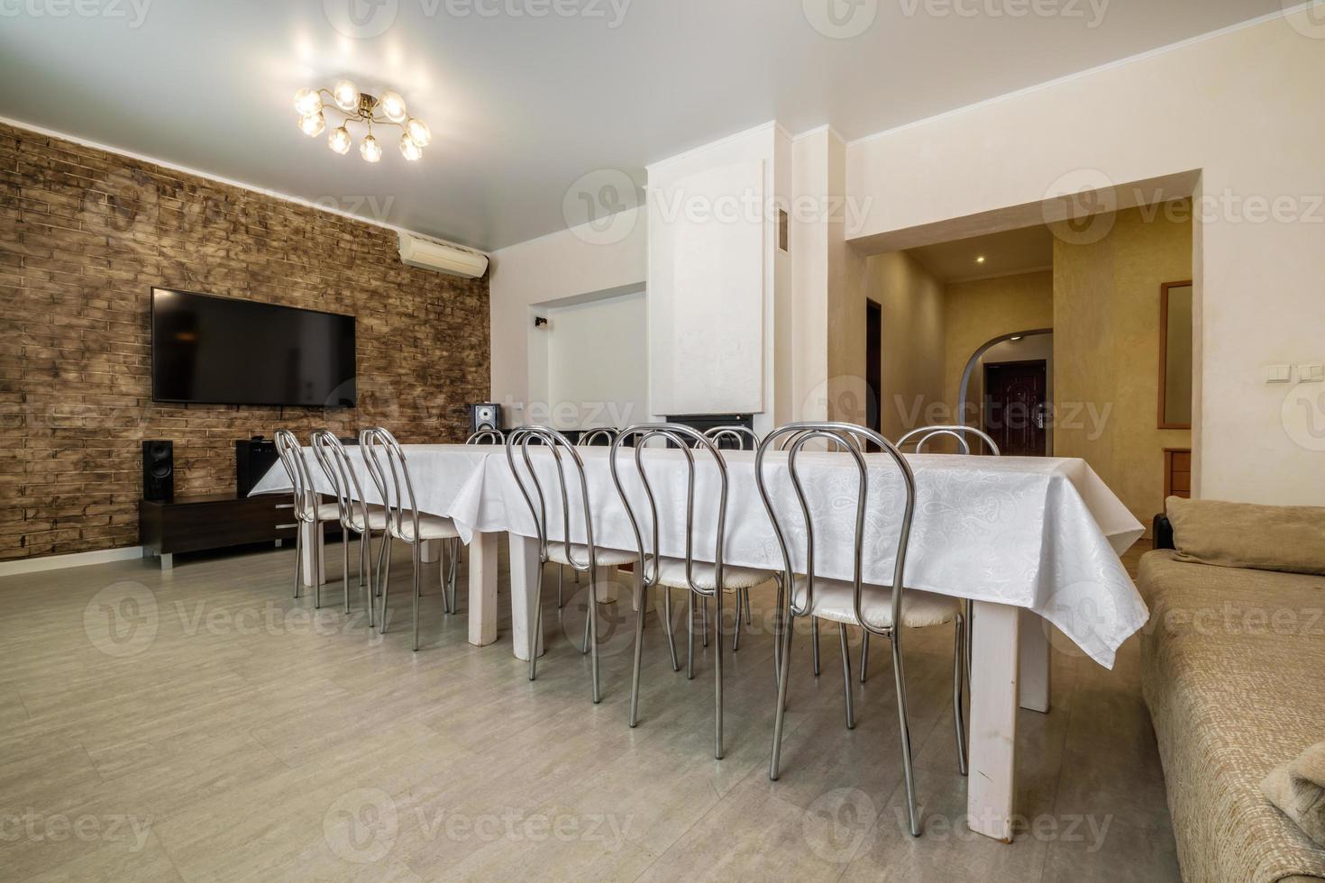 ampla mesa com cadeiras dentro a banquete corredor foto