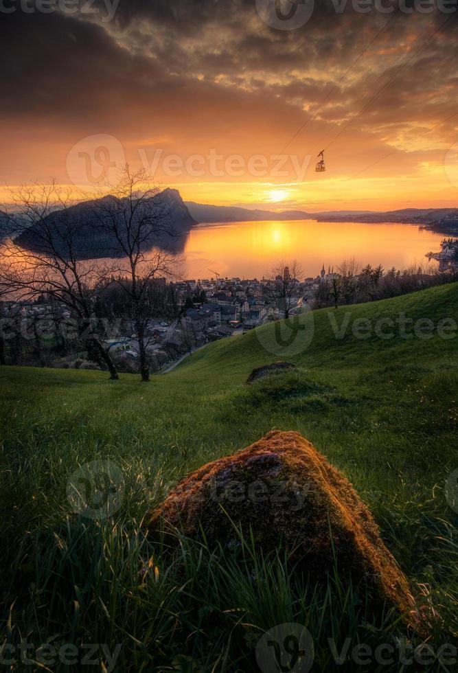 pôr do sol dentro vitznau às lago luzerna foto