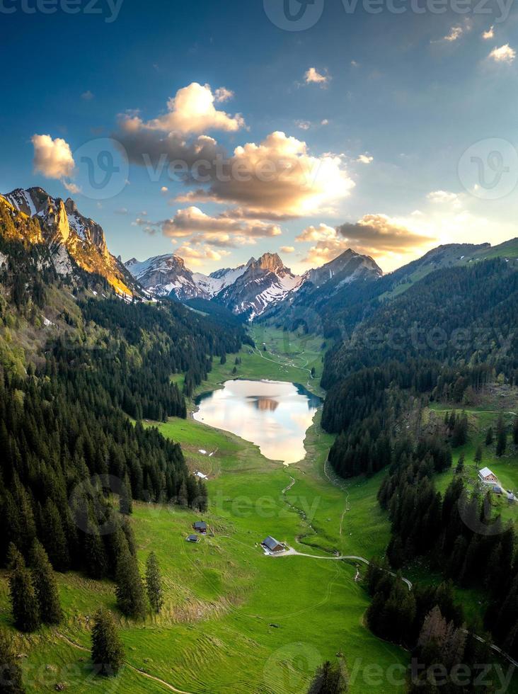 uma montanha lago cercado de florestas montanhas foto