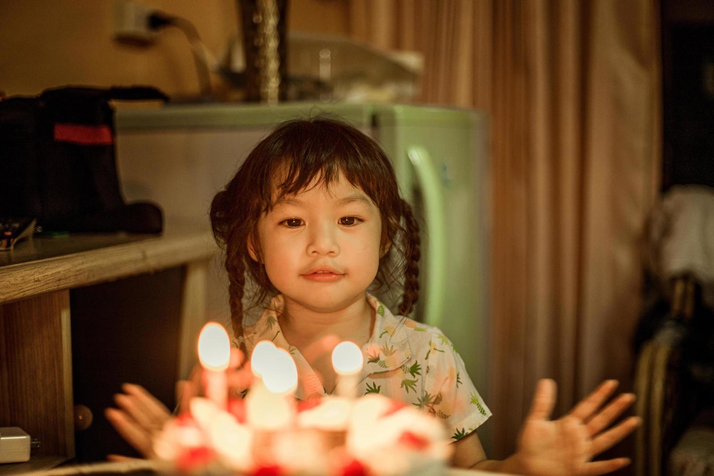 garota se preparando para soprar velas de aniversário foto