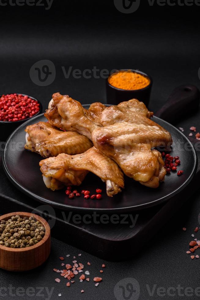 cozido frango asas com sal, especiarias e ervas foto