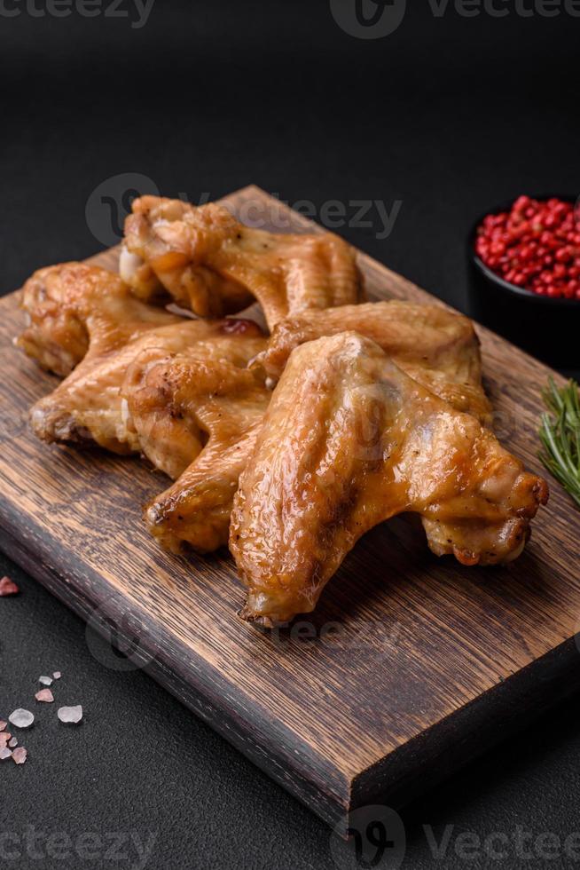 cozido frango asas com sal, especiarias e ervas foto