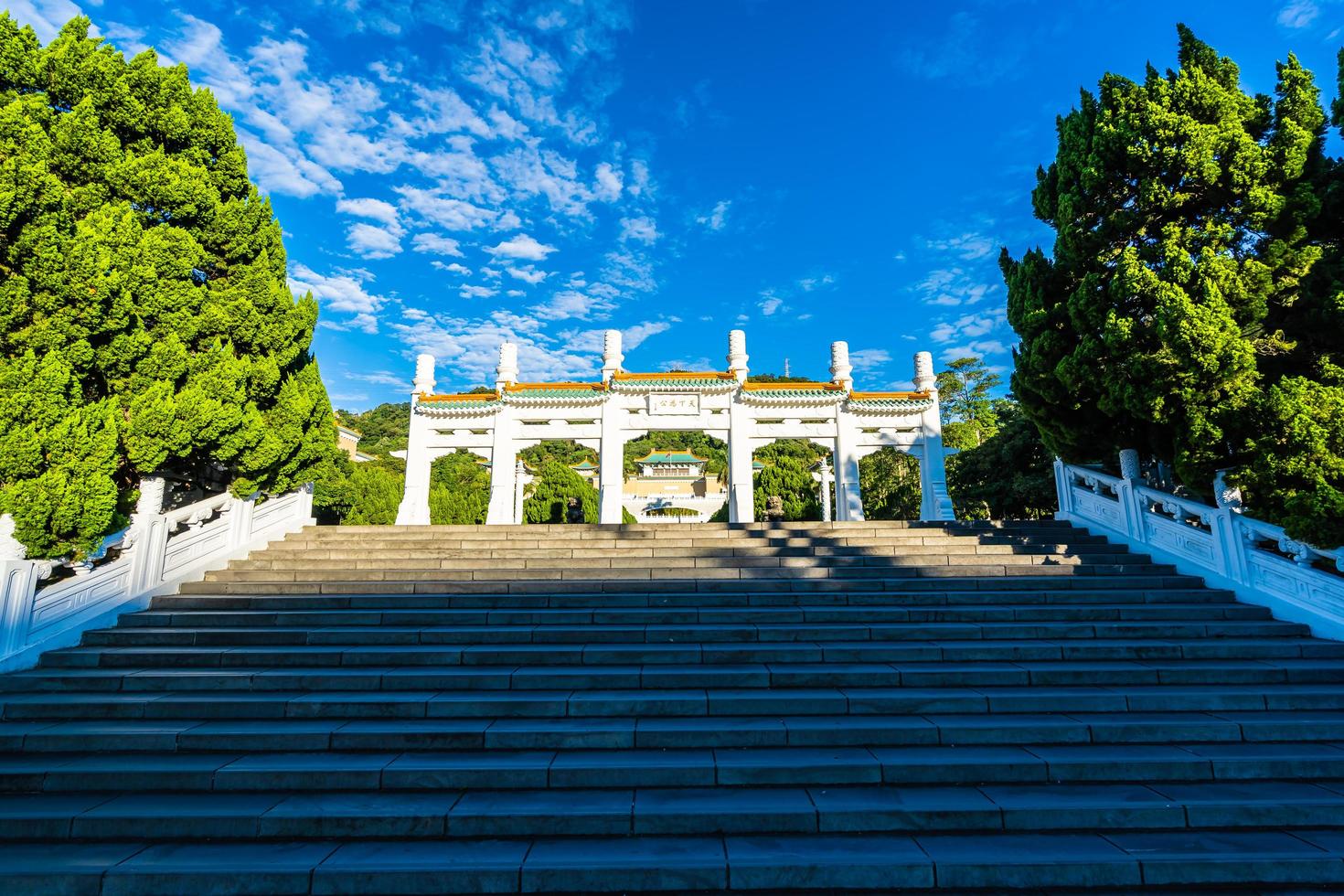 portão do museu do palácio nacional na cidade de taipei, taiwan foto