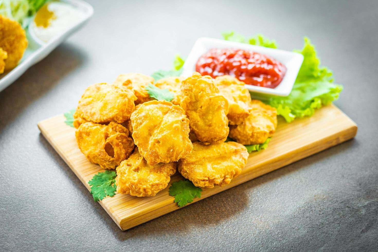 nuggets de frango frito com ketchup foto