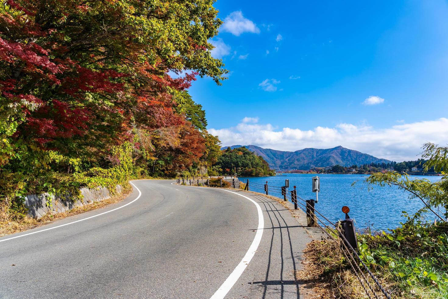 estrada no lago kawaguchiko, yamanashi japão foto