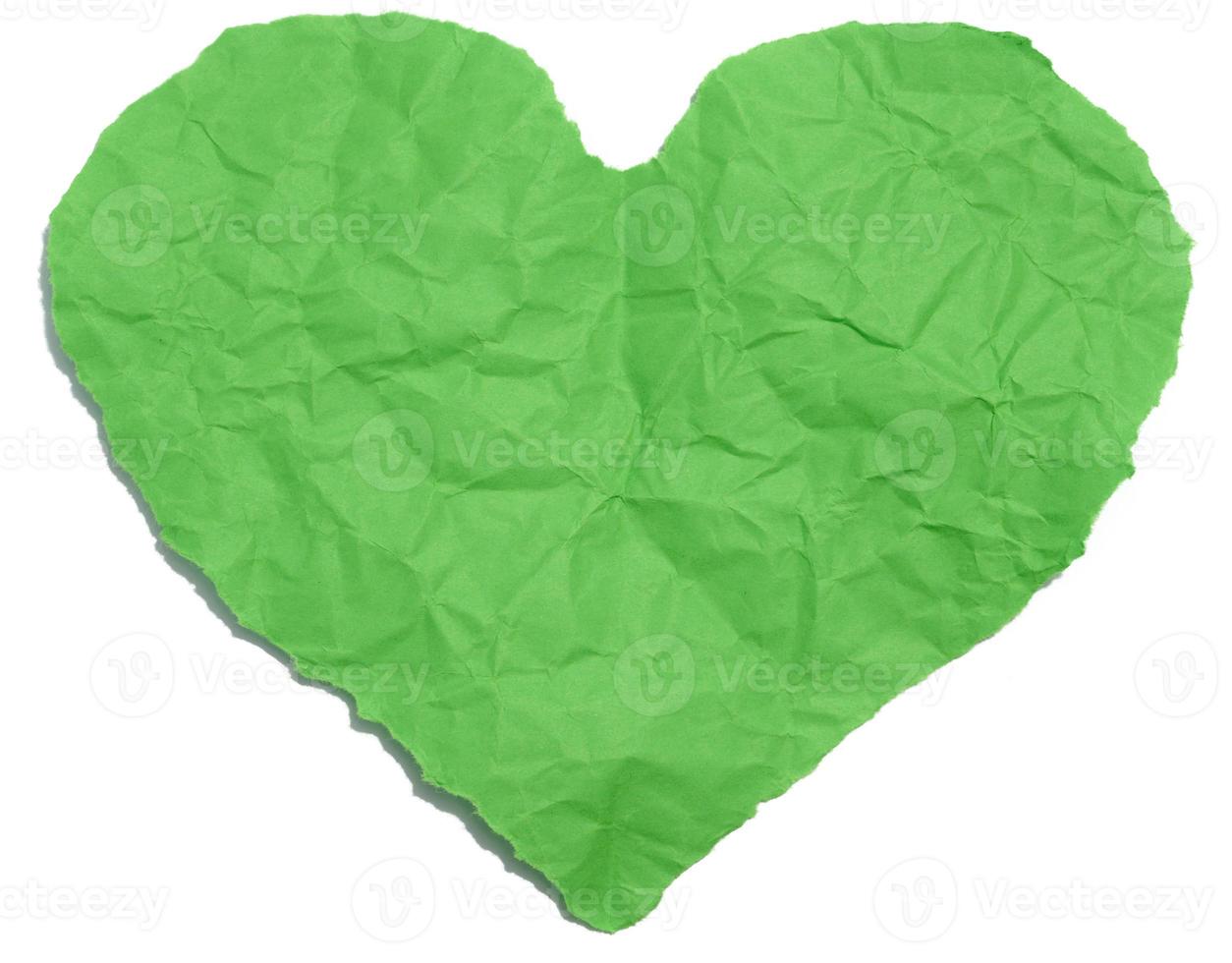 uma coração cortar Fora do verde papel em uma branco isolado fundo, a elemento para uma desenhador foto