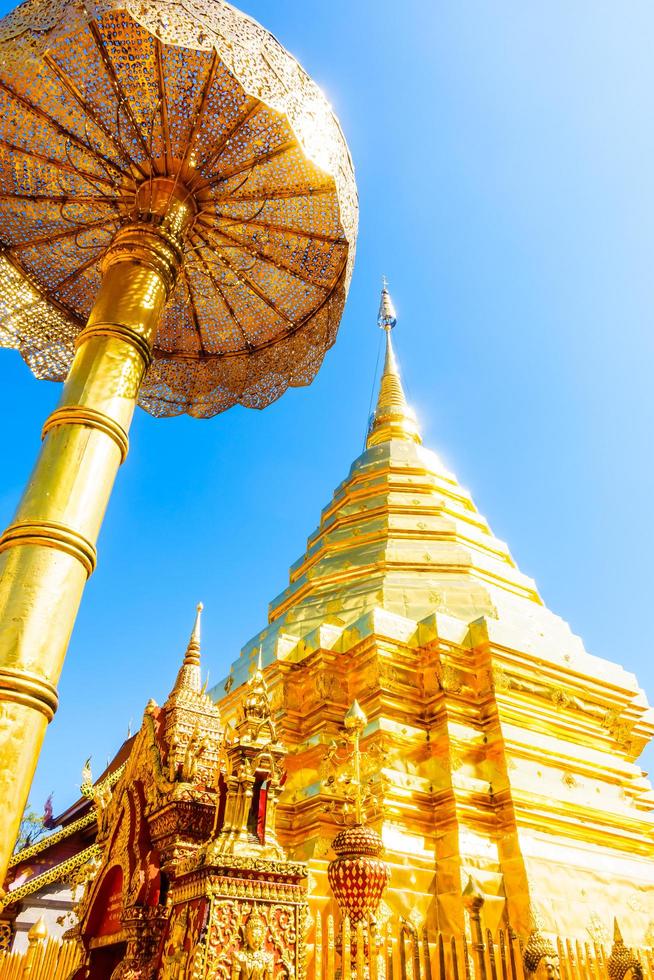 pagode de ouro em wat phrathat doi suthep, marco de Chiangmai, na Tailândia foto