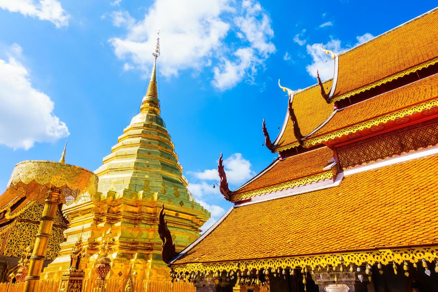 pagode de ouro em wat phrathat doi suthep, marco de Chiangmai, na Tailândia foto